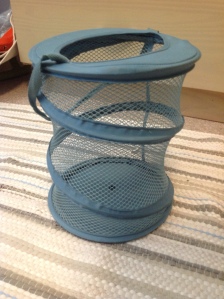 Round shape, mesh sides, opening on the top with a handle